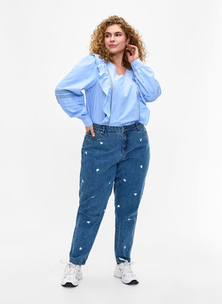 Zizzi Mille mom fit -farkut, joissa on kirjonta, Light Blue Heart, Model image number 0
