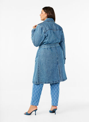 Zizzi Vyöllä varustettu deniminen trenssitakki, Blue Denim, Model image number 2