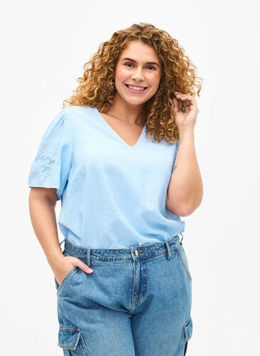 Zizzi Lyhythihainen brodeerattu viskoosipusero, Chambray Blue, Model image number 0