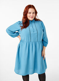 Polvipituinen kirjailtu mekko, jossa on ¾-pituiset hihat., Blue Heaven, Model