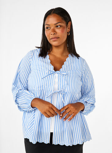 Zizzi Raidallinen pusero, jossa on avoin etuosa ja kirjottuja yksityiskohtia, C. Blue White Stripe, Model image number 0