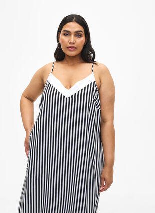 Zizzi FLASH - Raidallinen nauhaolkainmekko viskoosista, Black White Stripe, Model image number 2