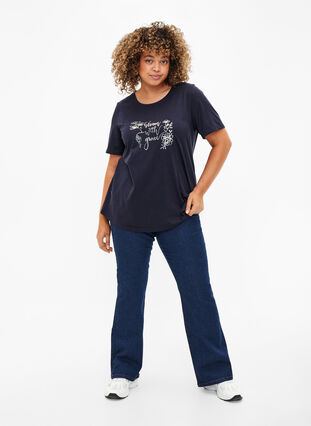 Zizzi FLASH – kuviollinen t-paita, Navy Blazer Bloom, Model image number 2