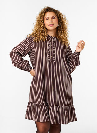 Zizzi Lyhyt raidallinen mekko röyhelöillä, Hot Fudge Stripe AOP, Model image number 0