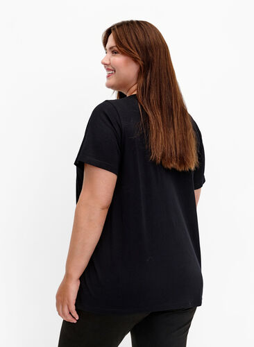 Zizzi Puuvillainen t-paita, jossa on paljetteja, Black W. Be free, Model image number 1