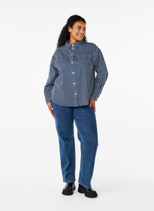 Zizzi Raidallinen farkkupaita, jossa on rintataskut., Blue Denim Stripe, Model image number 3