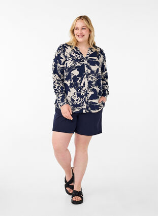 Zizzi Pitkähihainen paita, jossa on printti ja V-pääntie, Navy Blazer AOP, Model image number 2