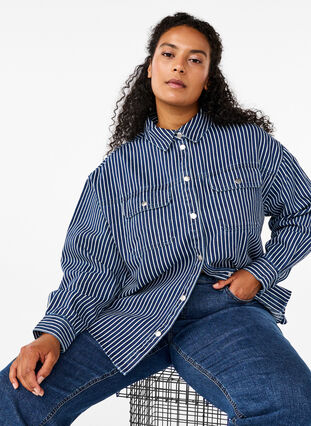 Zizzi Raidallinen farkkupaita, jossa on rintataskut., Blue Denim Stripe, Model image number 2