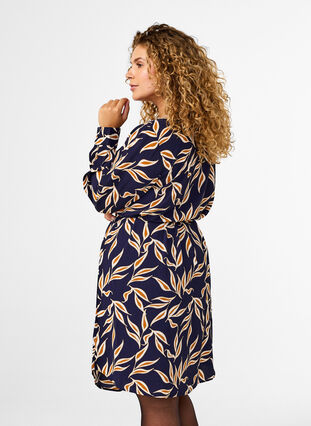 Zizzi Pitkähihainen mekko solmimisnauhalla, Ev. Blue w. Leaf AOP, Model image number 1