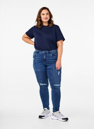 Erittäin kapeat kulutuskäsitellyt Amy-farkut, Blue Denim, Model