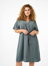 Lyhythihainen mekko, jossa on solmimisnauha vyötäröllä, Balsam Green, Model