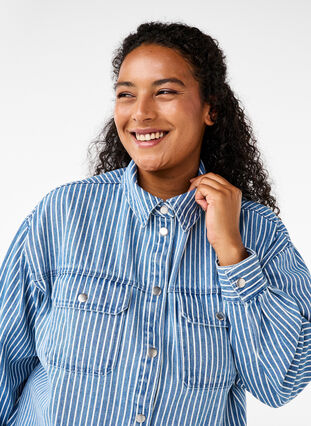 Zizzi Raidallinen farkkupaita, jossa on rintataskut, Light B.Denim Stripe, Model image number 2