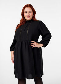 Polvipituinen kirjailtu mekko, jossa on ¾-pituiset hihat, Black, Model