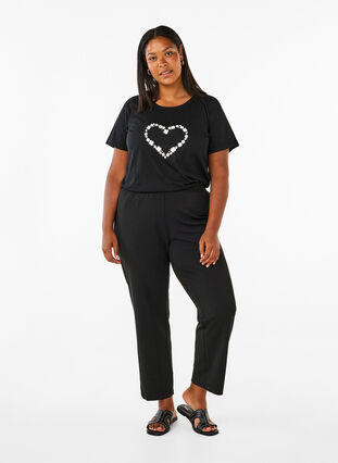 Zizzi FLASH – kuviollinen t-paita, Black Flower Heart , Model image number 2