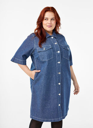 Zizzi Liituraitainen farkkumekko, jossa on rintataskut, Blue Denim Stripe, Model image number 0