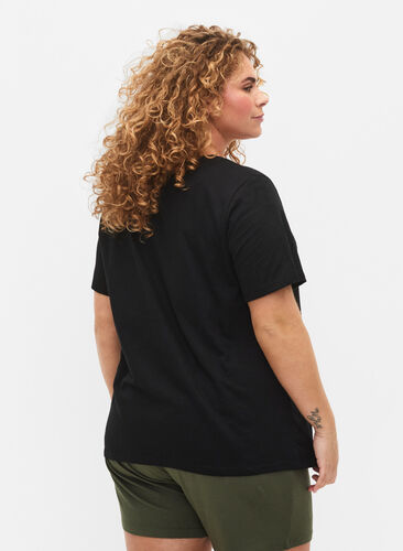 Zizzi Lyhythihainen perus t-paita v-pääntiellä, Black, Model image number 1