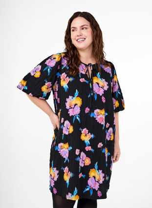 Zizzi Mekko lyhyillä puhvihihoilla ja kukkakuviolla, Black w. flower AOP, Model image number 0