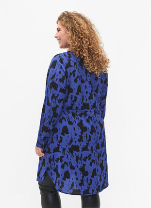 Zizzi Kuvioitu mekko, jossa on kiristysnauha vyötäröllä, Black Blue AOP, Model image number 1