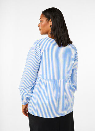 Zizzi Raidallinen pusero, jossa on avoin etuosa ja kirjottuja yksityiskohtia, C. Blue White Stripe, Model image number 1