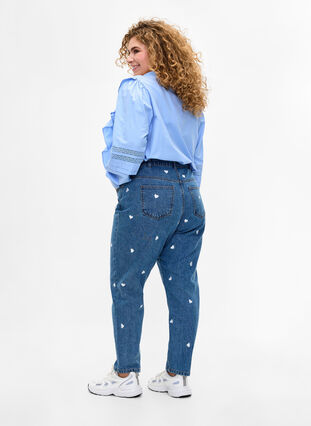 Zizzi Mille mom fit -farkut, joissa on kirjonta, Light Blue Heart, Model image number 1