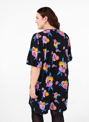 Zizzi Mekko lyhyillä puhvihihoilla ja kukkakuviolla, Black w. flower AOP, Model image number 1