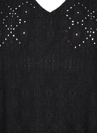 Zizzi Lyhyt mekko v-kaula-aukolla ja reikäkuviolla, Black, Packshot image number 2