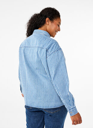 Zizzi Raidallinen farkkupaita, jossa on rintataskut, Light B.Denim Stripe, Model image number 1