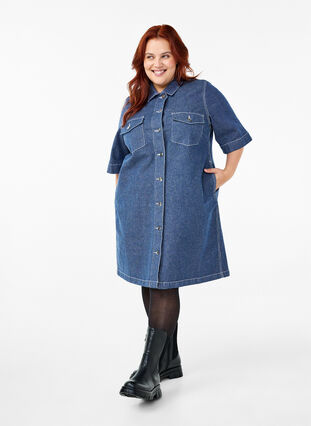 Zizzi Liituraitainen farkkumekko, jossa on rintataskut, Blue Denim Stripe, Model image number 2