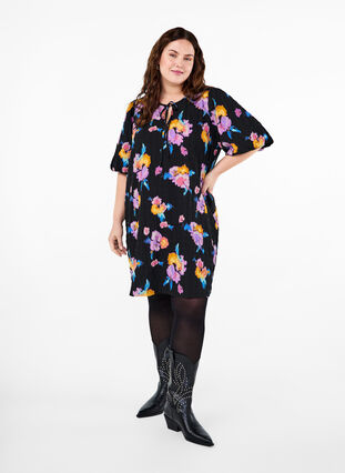 Zizzi Mekko lyhyillä puhvihihoilla ja kukkakuviolla, Black w. flower AOP, Model image number 2