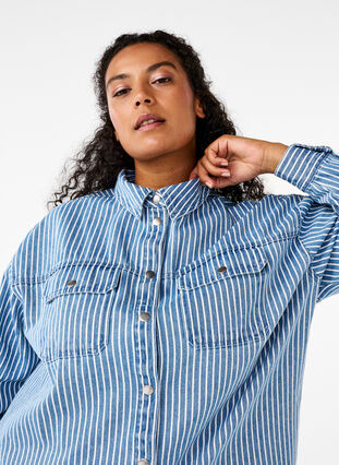 Zizzi Raidallinen farkkupaita, jossa on rintataskut, Light B.Denim Stripe, Model image number 3